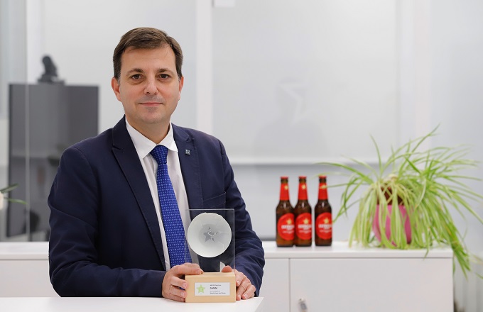 Juan Antonio López Abadía, director de optimización de energía y de medio ambiente de Damm, muestra la estrella Lean&Green