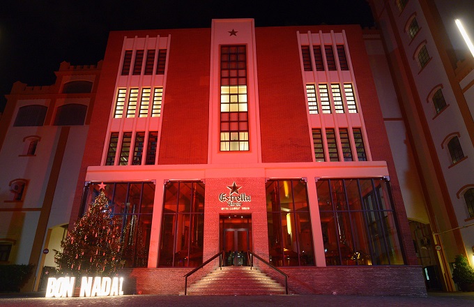 Damm ilumina de rojo sus fachadas para concienciar sobre la lucha contra el sida