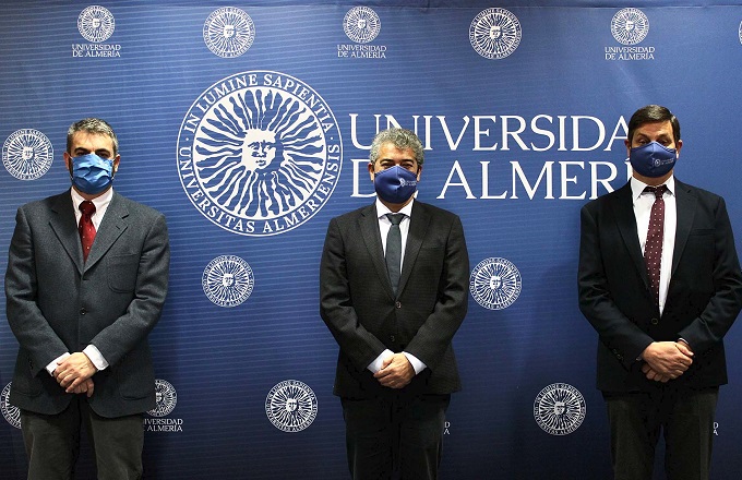 Los encargados de formalizar la creación de la cátedra han sido el rector de la Universidad de Almería, Carmelo Rodríguez, el director de delegación Andalucía III de Aqualia, José Vicente Colomina, y el director de la cátedra y catedrático de ingeniería química de la Universidad de Almería, José Antonio Sánchez
