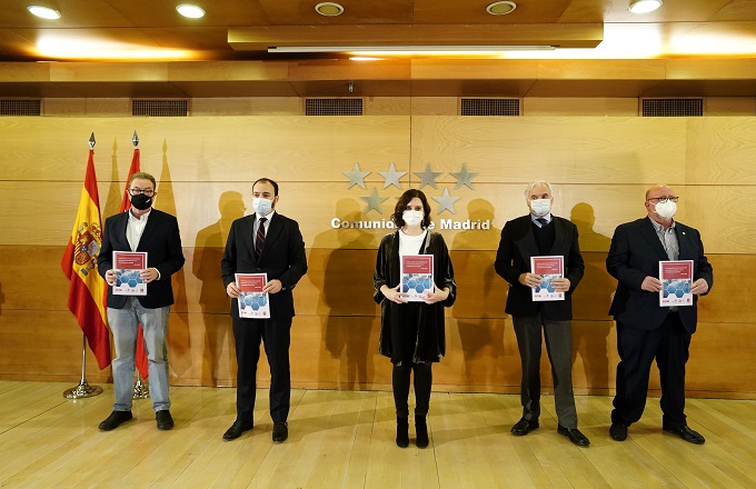 La presidenta de la Comunidad de Madrid, Isabel Díaz Ayuso, con representantes del Gobierno regional, CEIM, CCOO y UGT, durante la presentación del Plan Director de Prevención de Riesgos Laborales