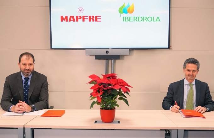 Raúl Costilla (izda.), director general comercial y de negocio de Mapfre Iberia, y Alfonso Calderón, director comercial de Iberdrola en España