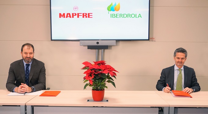 Raúl Costilla (izda.), director general comercial y de negocio de Mapfre Iberia, y Alfonso Calderón, director comercial de Iberdrola en España