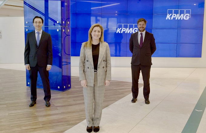 De izquierda a derecha, Julián García-Charraza, Pilar Galán y Borja Carvajal