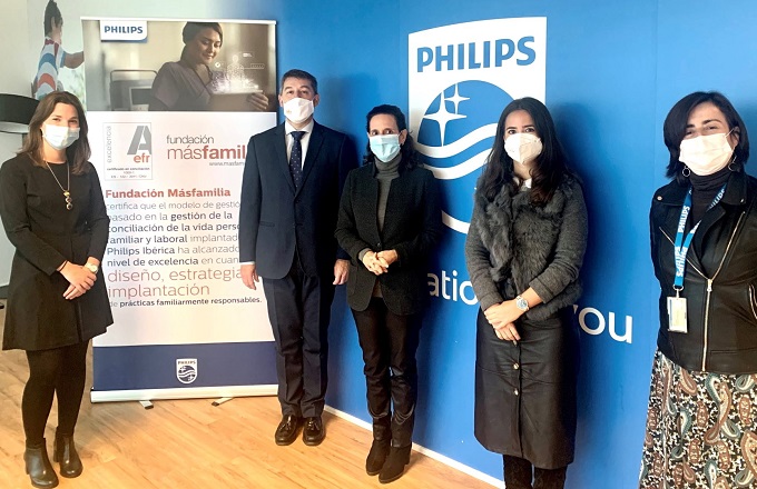 Representantes de Philips y de Fundación Másfamilia durante la entrega del certificado efr