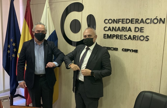 Francisco Mesonero (izda.), director general de sostenibilidad del Grupo Adecco, y José Cristóbal García, vicepresidente de la Confederación Canaria de Empresarios