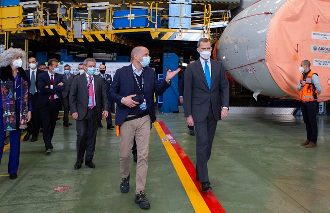 El Rey Felipe VI, en un momento de la visita a la nueva sede de Airbus