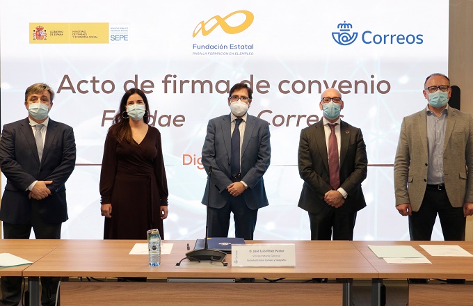 Representantes de Fundae, Correos y SEPE durante la firma del convenio
