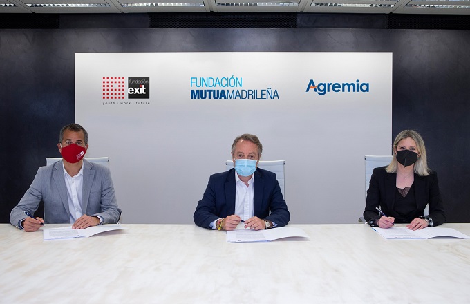Nacho Sequeira, director general de la Fundación Exit,  Lorenzo Cooklin, director general de la Fundación Mutua Madrileña, e Inmaculada Peiró, directora general de Agremia