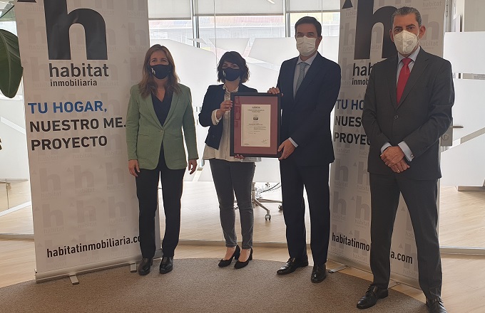 De izquierda a derecha, Bárbara Sotomayor, directora general legal de Habitat Inmobiliaria, Carmen Benincasa, compliance offficer de Habitat Inmobiliaria, Gonzalo Piédrola, director de Aenor en la región Centro y EMEA, y José Carlos Saz, CEO de Habitat Inmobiliaria