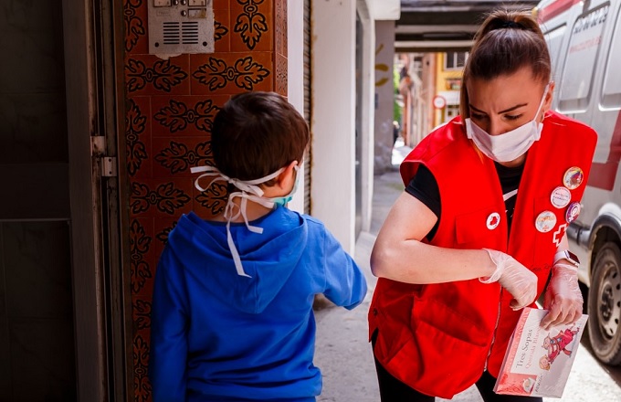 RIU y Cruz Roja ofrecen educación digital a familias desfavorecidas de la Comunidad de Madrid