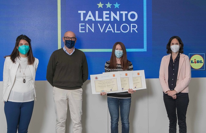 Una responsable de tienda de Lidl recibe sus certificados