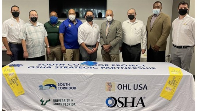 Representantes de OSHA, la Universidad del Sur de Florida y OHL North America en la firma del acuerdo
