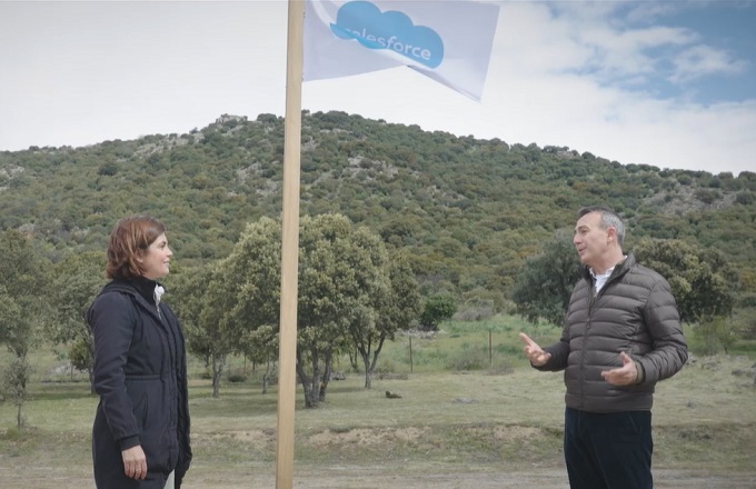 La periodista Samanta Villar y el director general de Salesforce España, Enrique Polo de Lara