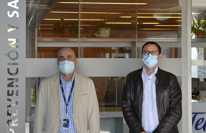 José Luis Alonso Morales (izda.), director de Prevención Riesgos Laborales y Servicios Generales de Telefónica España, y Raúl Rodríguez, médico del servicio mancomunado de prevención riesgos laborales