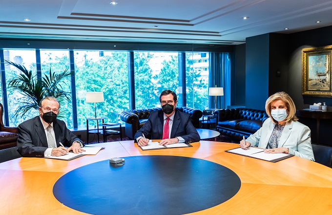 Isidro Fainé (izda.), presidente de la Fundación ”la Caixa”, Antonio Garamendi, presidente de CEOE, y Fátima Báñez, presidenta de la Fundación CEOE