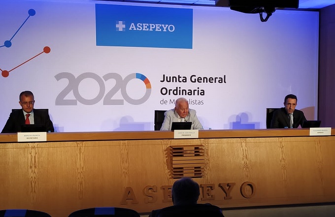 De izquierda a derecha, Marcos Iñareta, secretario de la junta directiva de Asepeyo, José María Juncadella, presidente de la mutua, y Alejandro Iñareta, director gerente, durante la junta general ordinaria de mutualistas celebrada en el Hospital Asepeyo Sant Cugat