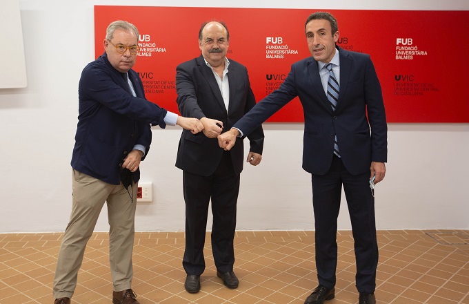 De izquierda a derecha, Josep Arimany, presidente de la FESS, Josep Eladi Baños, rector de la UVic-UCC, y Alejandro Iñareta, director gerente de Asepeyo