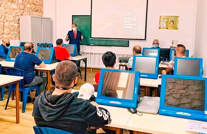 Profesionales de Banco Santander impartieron más de mil talleres de educación financiera en España en 2023