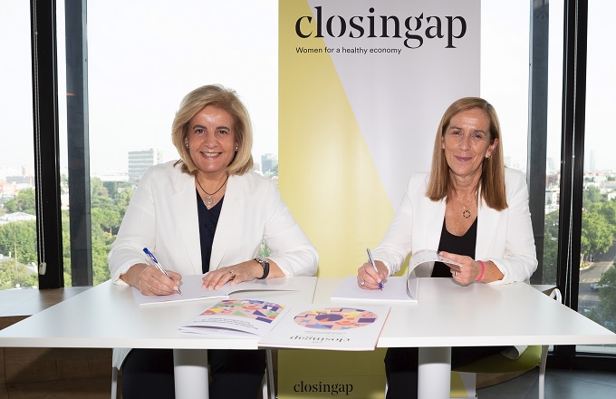 Fátima Báñez (izda), presidenta de la Fundación CEOE, y Marieta Jiménez, presidenta de ClosinGap