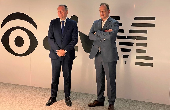 Javier Valencia (izda.), vicepresidente de Tecnología de IBM España, y Pablo Martín, presidente de Izertis