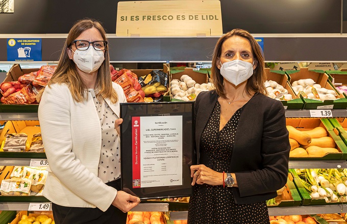 Michaela Reischl (izda.), directora de Lidl en España, y Teresa Rodon, directora comercial y responsable RSC y medio ambiente de Bureau Veritas España y Portugal
