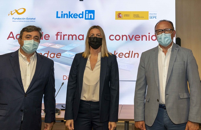 Rosario Sierra, directora de negocio corporativo de LinkedIn España y Portugal, Antonio de Luis (izda.), director gerente de Fundae, y Gerardo Gutierrez Ardoy, director general del SEPE