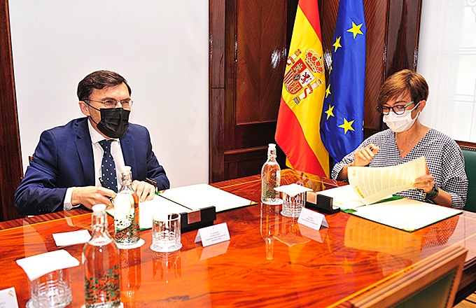 María Gámez, directora general de la Guardia Civil, y Alberto Durán, vicepresidente ejecutivo de Fundación ONCE, durante la firma del protocolo