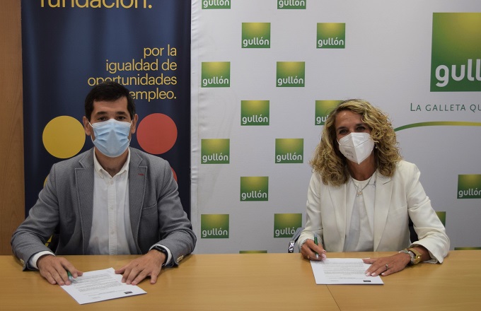 Rocío Moncaleán, directora de operaciones Randstad Inhouse Service, y Paco Hevia, director corporativo de Galletas Gullón