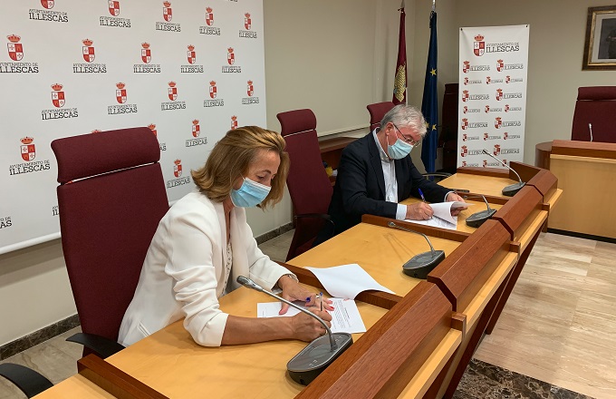 Itxaso Larrañaga, directora de Personas y RSC de SEUR, y José Manuel Tofiño, alcalde de Illescas