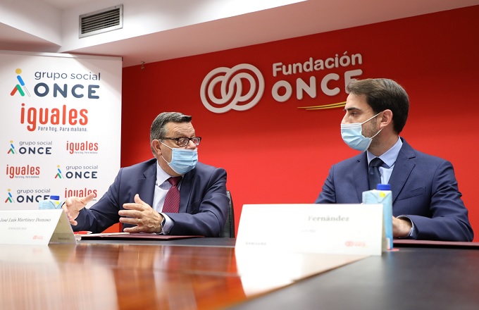 José Luís Martínez Donoso (izda.), director general de Fundación ONCE, y Alfonso Fernández, director de relaciones institucionales y transformación digital de Samsung Electronics Iberia, durante la firma del acuerdo