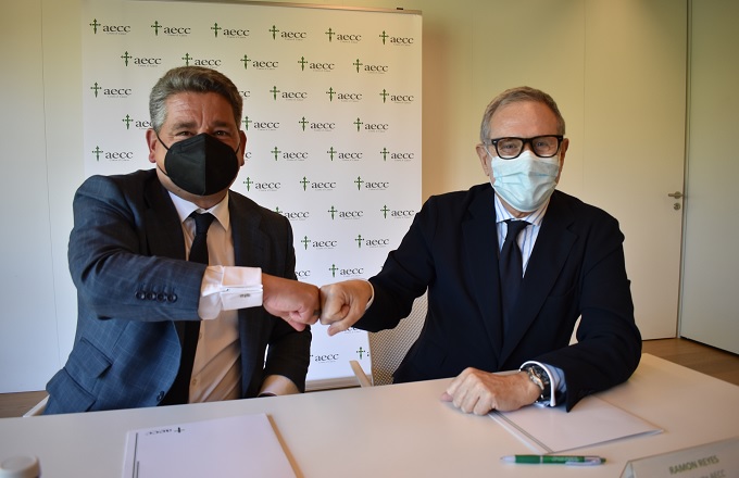 Miguel Ángel López (izda.), presidente y CEO de Siemens España, y Ramón Reyes, presidente nacional de la AECC
