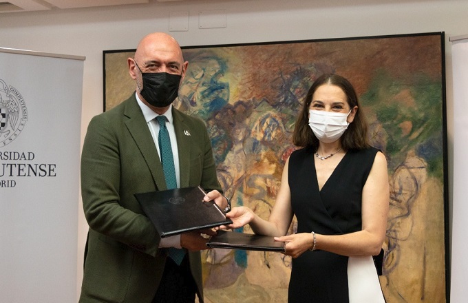 Beatriz Herranz, directora del Territorio Centro de Telefónica, y Joaquín Goyache, rector de la Universidad Complutense de Madrid, durante la firma de renovación de la cátedra