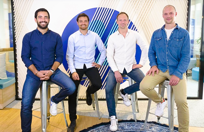Los hermanos Axel y Hugo Manoukian, cofundadores de MoovOne, a la izquierda, y los hermanos Yannis y Matti Niebelschutz, cofundadores de CoachHub