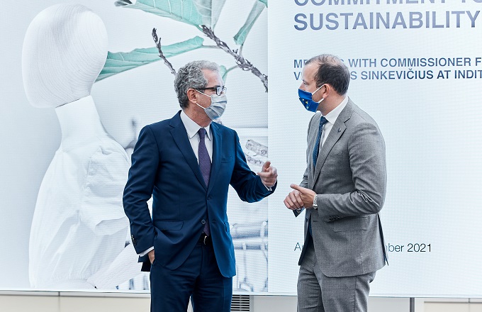 Pablo Isla (izda.), presidente de Inditex, y Virginijus Sinkevičius, comisario de medio ambiente, océanos y pesca de la Unión Europea