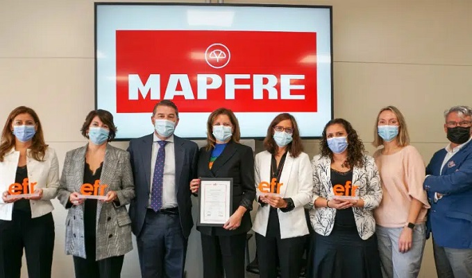 Rafael Fuertes, director general de Fundación Másfamilia, entrega el distintivo efr a Elena Sanz Isla, directora general de Personas y Organización de Mapfre, y a Rocío Aragonés, directora de Recursos Humanos de Mapfre España, en la sede del Grupo en Majadahonda (Madrid)