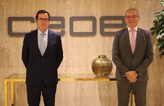 Antonio Garamendi (izda.), presidente de la CEOE, y Albert Triola, director general de Oracle España
