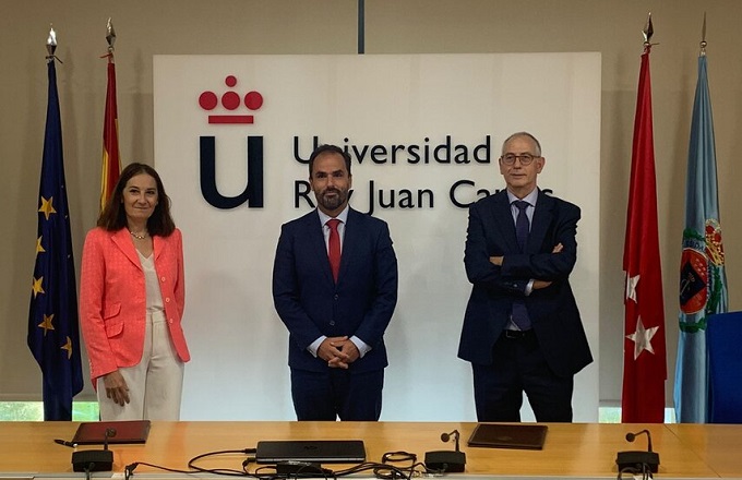 Beatriz Herranz, directora territorio centro de Telefónica España, Javier Ramos, rector de la URJC, y Fernando Velasco, director de la Cátedra Telefónica