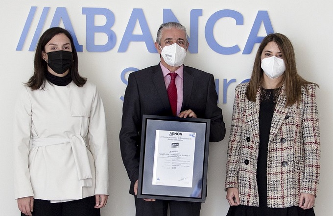 De izquierda a derecha, María García, coordinadora de sostenibilidad de Abanca, Martín Pita, director de la región atlántica de Aenor, y Noelia Tilve gerente de control de gestión y estrategia seguros de Abanca Seguros