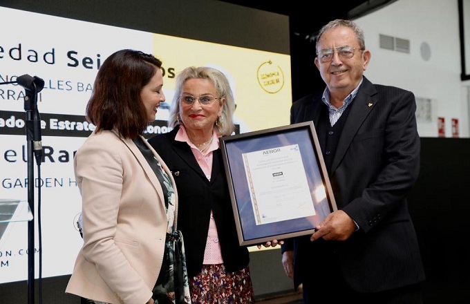 Miquel Ramis, presidente de Grupo Garden, recoge el certificado de Aenor