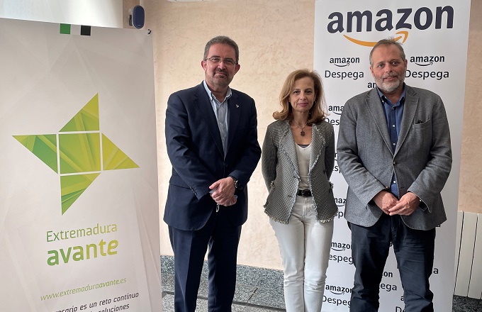 Desde la izquierda, Miguel Bernal, director general de Extremadura Avante, Eva Pérez, de Amazon, y Xavier Flamand, director de servicios para colaboradores comerciales de Amazon en Europa