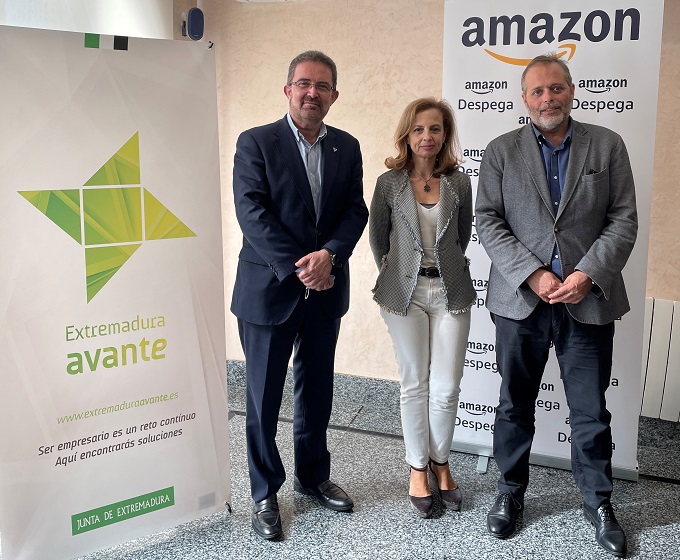 Desde la izquierda, Miguel Bernal, director general de Extremadura Avante, Eva Pérez, de Amazon, y Xavier Flamand, director de servicios para colaboradores comerciales de Amazon en Europa