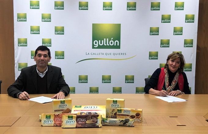 Paco Hevia, director corporativo de Galletas Gullón, y Rosa María Gómez Iglesias, presidenta de FEAFES Palencia, en la firma del acuerdo