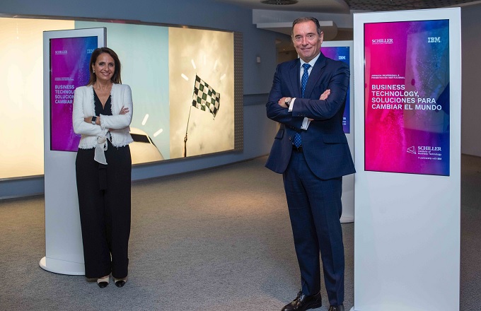 Marta Muñiz, consejera delegada de Schiller International University, y Javier Valencia, vicepresidente de tecnología para IBM España, Portugal, Grecia e Israel, durante la presentación del Schiller Institute of Business Technology