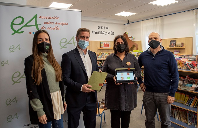 José Luis Solano, responsable del mercado de Administraciones Públicas de Minsait (Indra), y Jaime Machicado, del área de Incidencia y Estudios de la Fundación Educo en Sevilla, asistieron a la entrega de las primeras tabletas, que contó con la colaboración de Fundación Entre Amigos, entidad que colabora con Educo en el Polígono Sur y cuyo rol en el proyecto es apoyar a los centros educativos en la derivación de los casos de sufrimiento infantil que detecte la herramienta