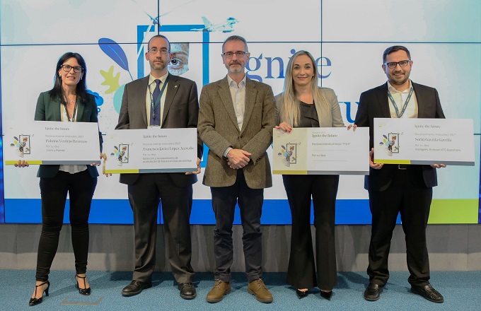 Marc Murtra, presidente de Indra, con los cuatro ganadores de Innovators 2021