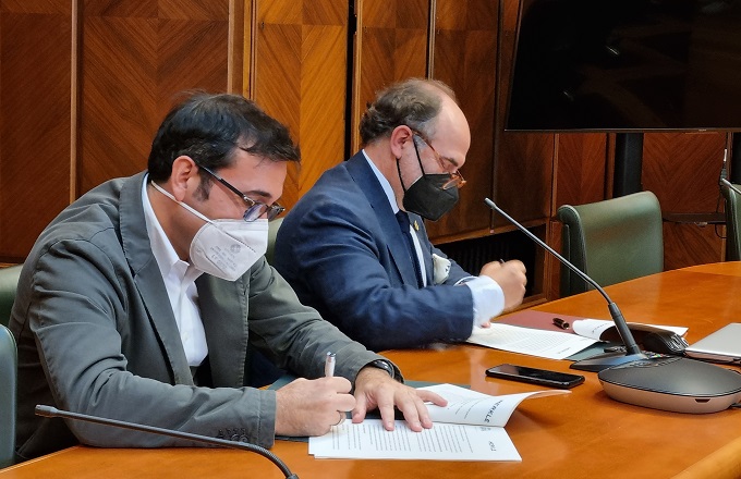 Manuel Blanco(izda.), chief executive officer de Merkle España, e Ignacio Villaverde, rector de la Universidad de Oviedo, durante la firma del acuerdo de creación de la Cátedra Merkle de Ciencia de Datos y Marketing
