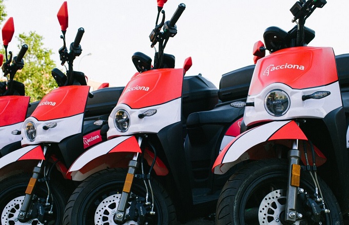 Sanitas facilita la movilidad sostenible de sus empleados con motos eléctricas de Acciona