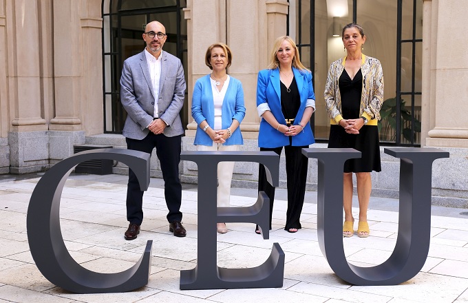De izquierda a derecha, Carlos Crespo de Dios, director general de Multiópticas, Rosa Visiedo Claverol, rectora de la Universidad CEU San Pablo, Salomé Suárez Manzano, directora de relaciones corporativas y RSC de Multiópticas, y  Carmen García de Elías, gerente de la Universidad CEU San Pablo