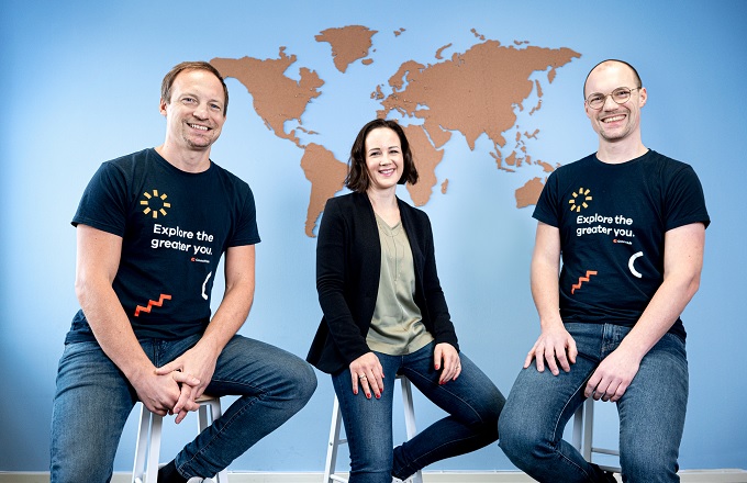 Tina Deutsch, cofundadora y socia directora de Klaiton, con Yannis (izda.) y Matti Niebelschutz, cofundadores de CoachHub