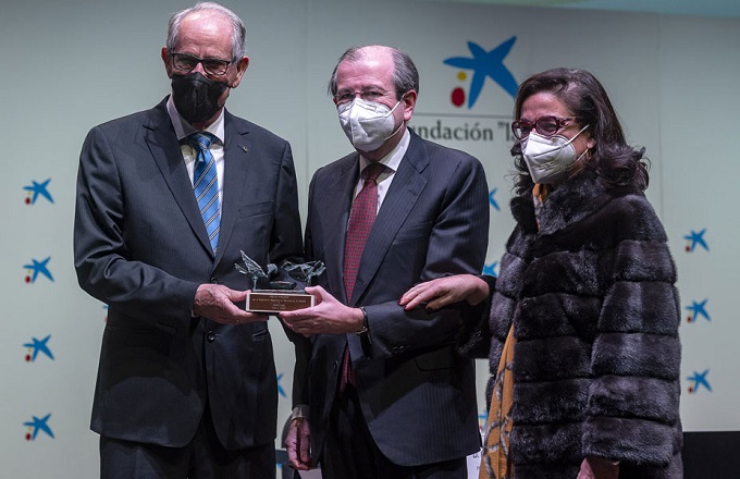 De izquierda a derecha, Pedro Llorca, presidente de Fesbal, Fernando Vives, presidente ejecutivo de Garrigues, y Renata Mendaña, socia del departamento Mercantil de Garrigues, en el acto de entrega de los premios celebrado en CaixaForum